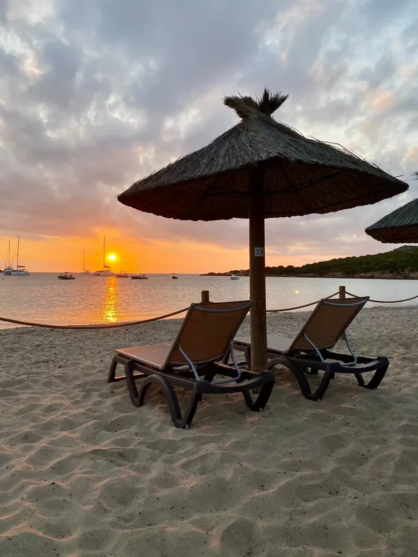 Large panorama de la baie de Rondinara