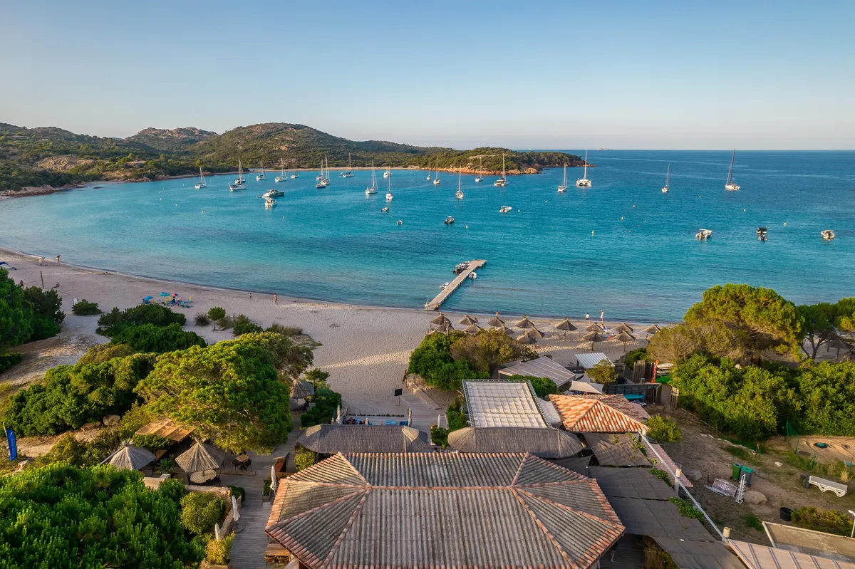Rochers colorés au bord de l'eau
