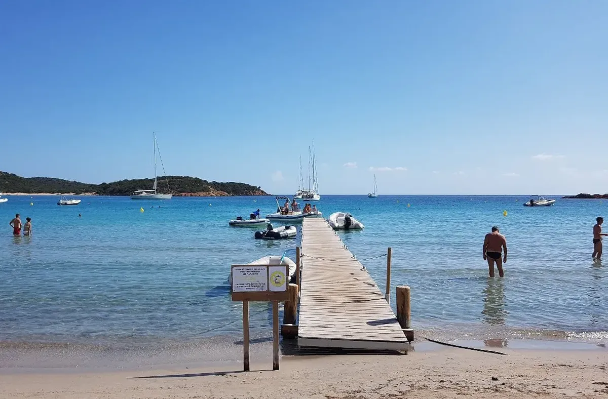 Large panorama de la baie de Rondinara