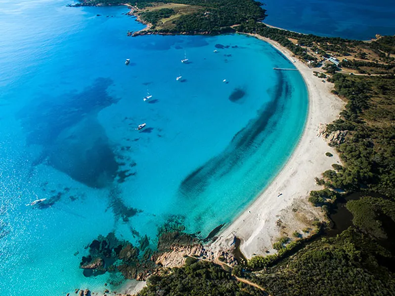 Large panorama de la baie de Rondinara